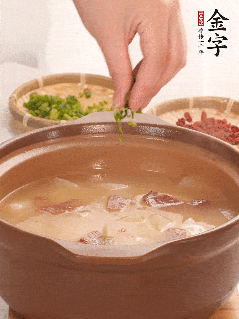 最后點綴點小蔥花、枸杞，增色提味。