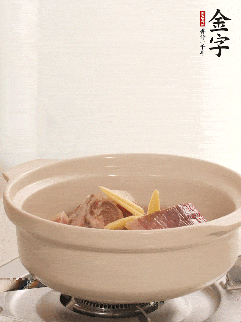 湯鍋放入排骨、火腿、姜，加適量水。煮開后轉(zhuǎn)小火燉40分鐘。