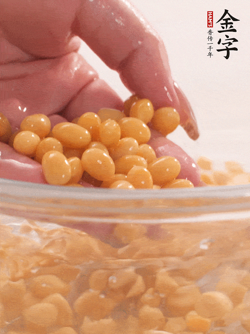 黃豆浸泡2小時，充分泡發(fā)，挑出干癟的不要。