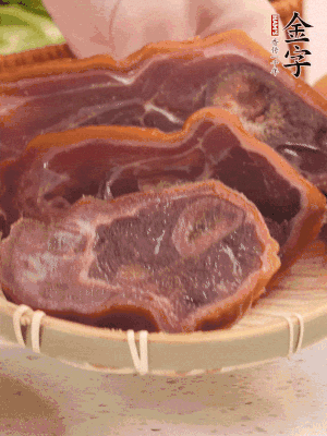 金字火腿蹄片溫水泡10分鐘。