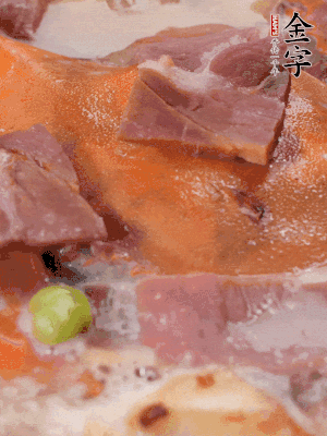 放適量料酒、清水煮到沸騰，再下蟹塊燜煮8分鐘。