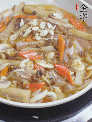 撒蒜末、香菜末。