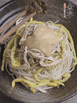 生抽1勺、醋1勺、芝麻醬1勺、金字火腿大師醬1勺。