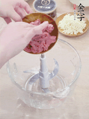 江南野筍干浸泡至軟；豬五花肉切薄片；腐皮改刀切成長(zhǎng)方形。