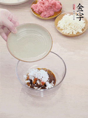 熱油起鍋，五花肉煸出油脂，表面微微發(fā)黃。