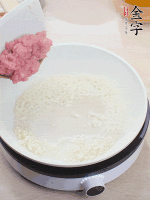 下火腿片、筍干均勻翻炒后，加2勺料酒、適量清水。