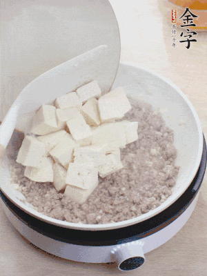 蓋蓋燉煮20分鐘后，加腐皮，撒一點(diǎn)枸杞。