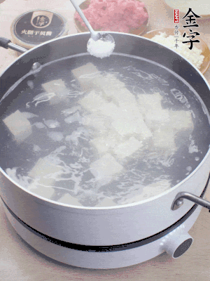 豆腐切成大小均勻正方體，鍋內(nèi)放水，加一點(diǎn)鹽焯水10秒。