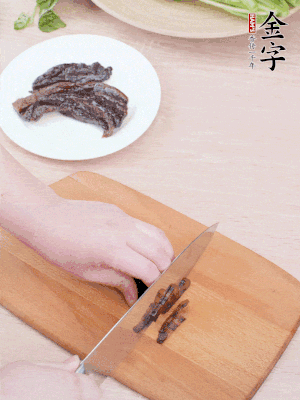 金字醬油肉下鍋煮10分鐘，切薄片。