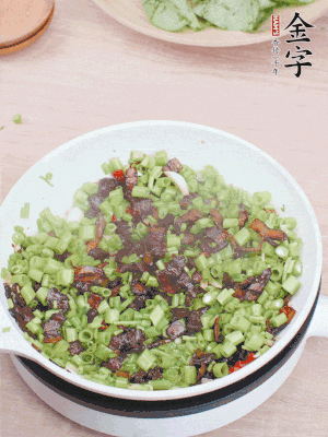 1勺生抽、1勺蠔油、1點(diǎn)點(diǎn)白糖調(diào)味。