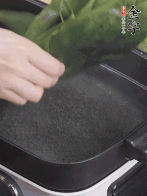 粽葉入沸水煮1分鐘，翻面再煮1分鐘，清洗干凈加水浸泡。
