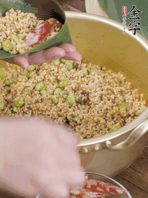 兩片粽葉1/2處葉尾相疊，中間卷成圓錐后裝入餡料。