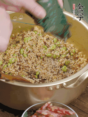 再附一張粽子，一齊向后折疊，線繩捆綁。