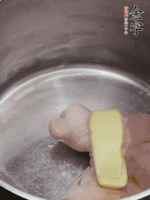 撈出洗凈后，加蔥姜、黃酒二遍焯水。