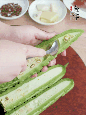 苦瓜去籽切薄片，一點(diǎn)鹽拌勻，10分鐘后沖洗控干。香蔥切蔥花、姜切末、蒜拍碎、干辣椒切圈。