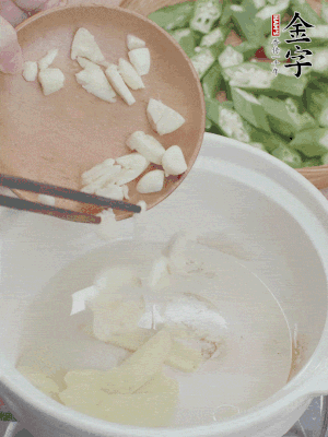 砂煲熱油，姜蒜、辣椒煸香。