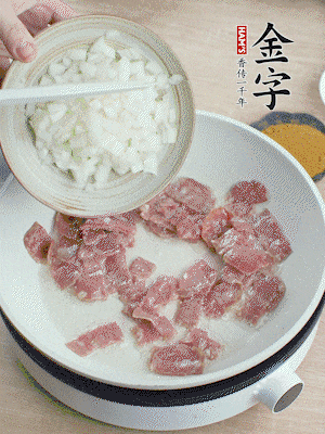 依次下洋蔥、紅菜椒、豌豆粒、玉米粒翻炒均勻。
