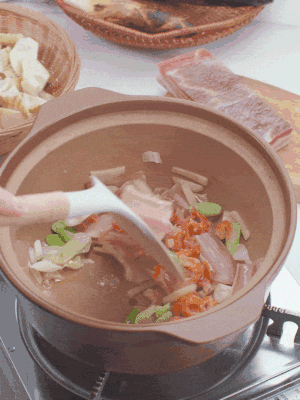 砂鍋中倒入油，放入姜片、蔥段、咸肉、海米炒出香味。