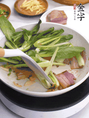 下小青菜翻炒，菜梆子變軟時(shí)，撒一點(diǎn)鹽、雞精調(diào)味。