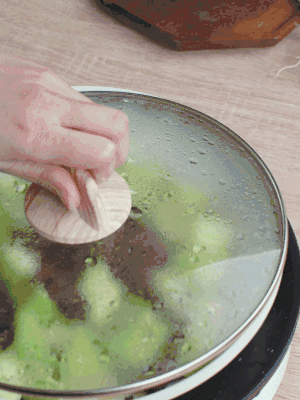 西葫蘆略出水時，加一小撮鹽調(diào)味。
