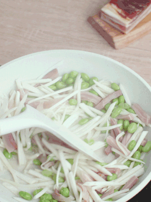 下茭白絲、青豆翻炒。