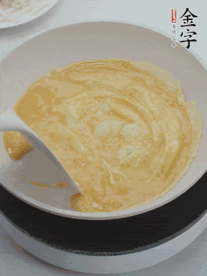 2個(gè)雞蛋炒散。