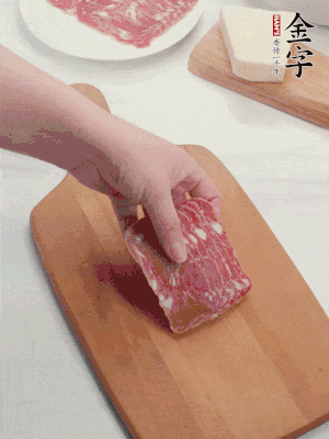 金字培根火腿改刀切小片；白洋蔥切?。恍迈r豌豆剝殼。
