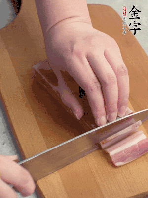 百合切去頭尾，分開洗凈;咸肉切薄片。