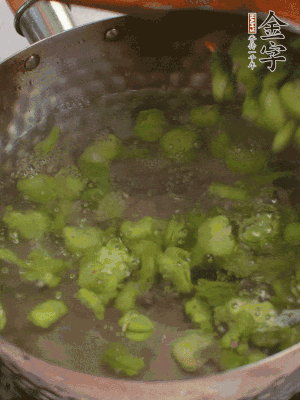 鍋中水沸，放一撮鹽，下蠶豆豆瓣焯3分鐘，下百合，3秒撈出，一起撈出瀝水。