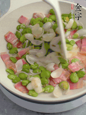 放蠶豆豆瓣、百合炒勻。