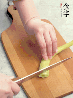 蔥切段，姜切絲，辣椒斜切成塊。