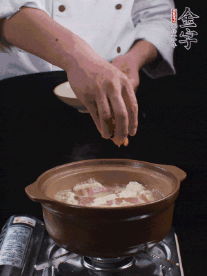 下蝦仁干，煮5分鐘。撒蒜葉，煮1分鐘。