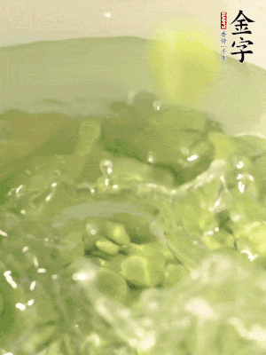 新鮮蠶豆熱水焯水30秒，然后浸入涼水。