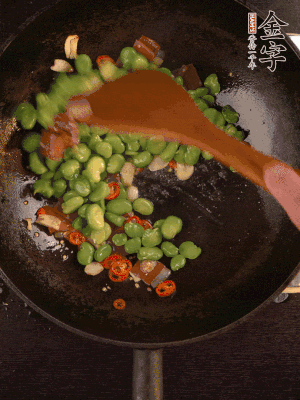 再下蠶豆煸炒，加1勺料酒調(diào)味。