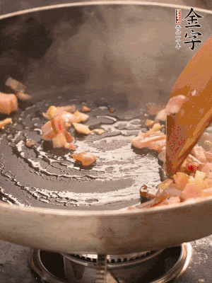 熱油爆香大蒜粒，煸香咸肉丁，淋一勺黃酒調味。