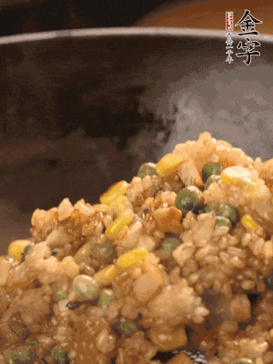 再下糯米，1勺蠔油、2勺生抽調(diào)味翻炒均勻。