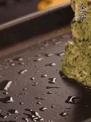 熱鍋擦一下油，下面糊攤平。
