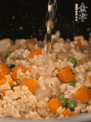 把食材轉(zhuǎn)移到電飯鍋中，倒入點(diǎn)清水，正常煮飯。