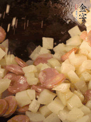 再放烤腸片煎熟。撒點鹽、孜然粉、辣椒面。