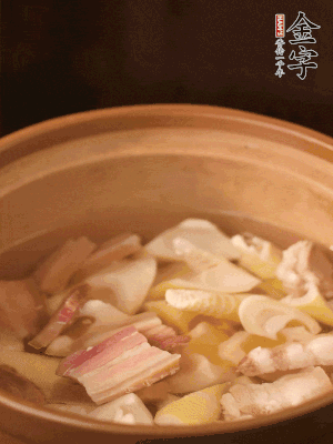 春筍、咸肉、咸肉一起入砂鍋，加姜片、料酒、清水大火煮沸到湯色變白。轉(zhuǎn)小火慢篤半小時。