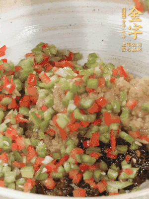 XO醬、蒜蓉醬、青紅椒粒攪拌成醬料。