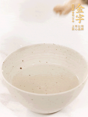 羊肚菌流水洗凈2遍后，溫水泡發(fā)15-20分鐘。