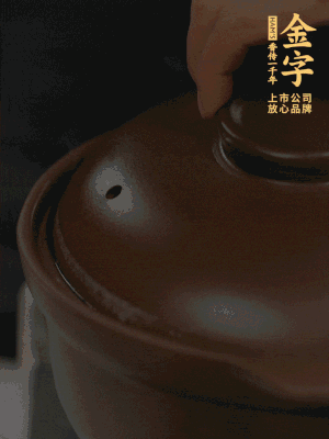雞、火腿、姜片一起放入砂鍋中，大火轉(zhuǎn)小火燉2小時。