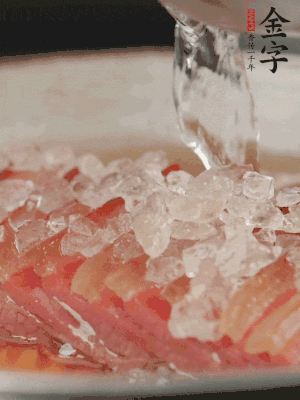 依舊放上冰糖100g、黃酒100g、水200g，鍋中再蒸15分鐘。