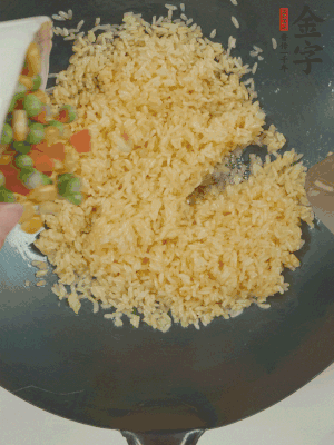 下豌豆粒、胡蘿卜粒、玉米粒。（買現(xiàn)成冷凍的雜菜即可，非常方便）