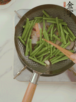 下掰好的缸豆段翻炒，略燜煮。