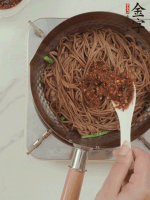 下蕎麥面，淋上少許醬油，加2勺金字火腿大師醬略翻炒即可。