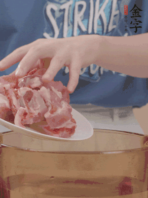 排骨剁小塊，加姜片、料酒沸水下鍋焯水。
