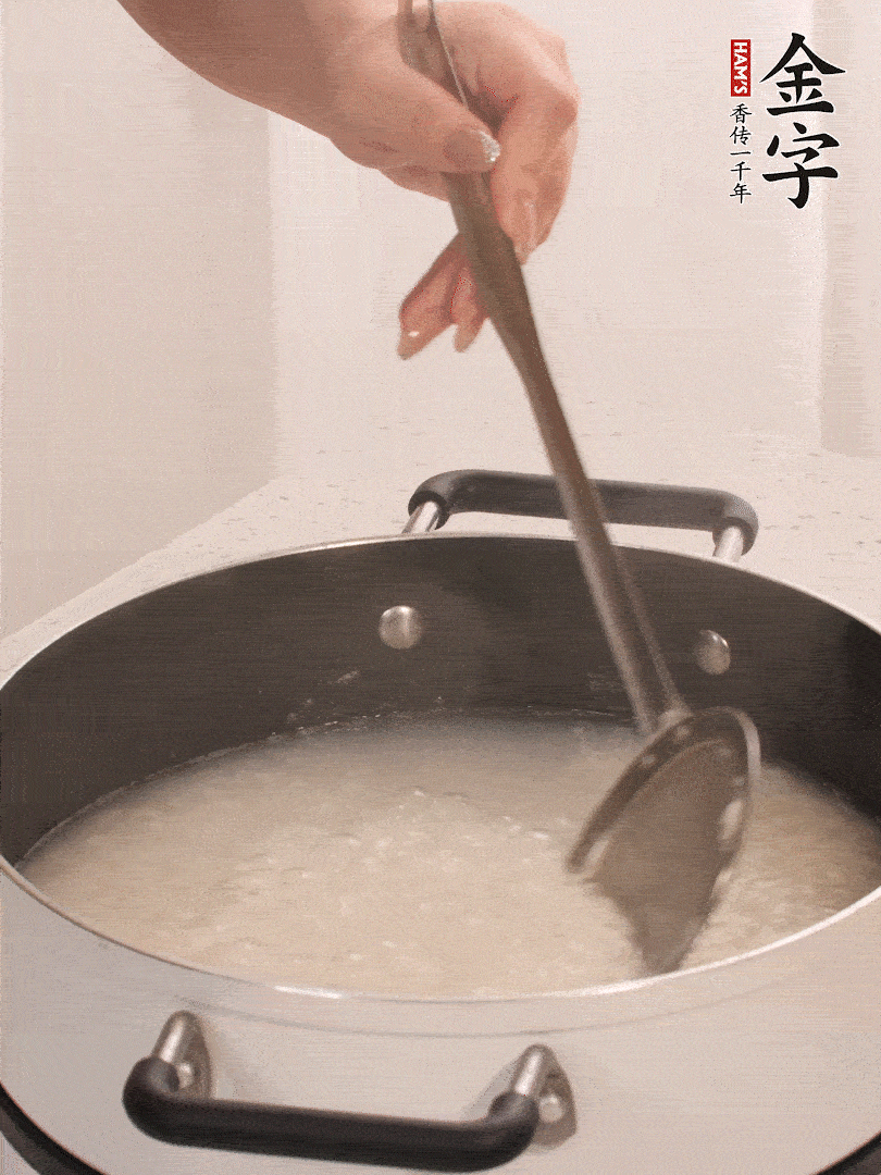 香菇、土豆、胡蘿卜、金字土香腸切小塊。
