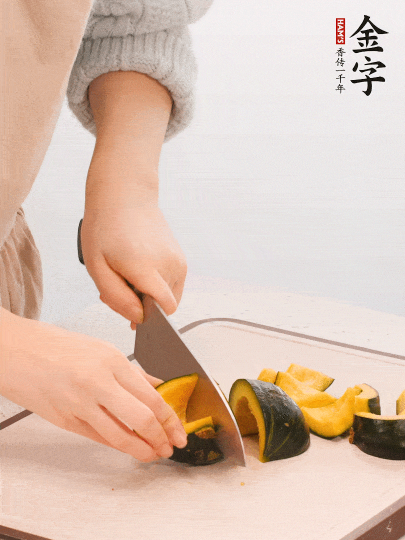 貝貝南瓜切小塊，生姜切成姜絲。